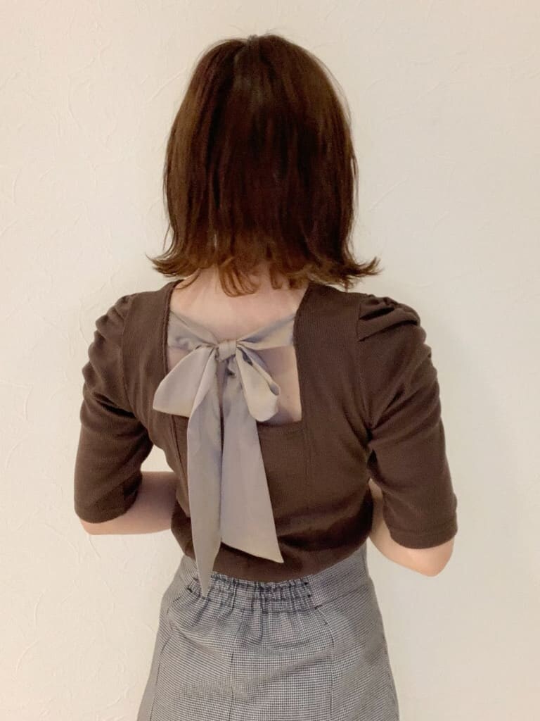 ホワイト系のパンプス、ブラック系のライダースジャケット、ブラック系のスカートを着用したレディースの秋コーディネートの5枚目の写真