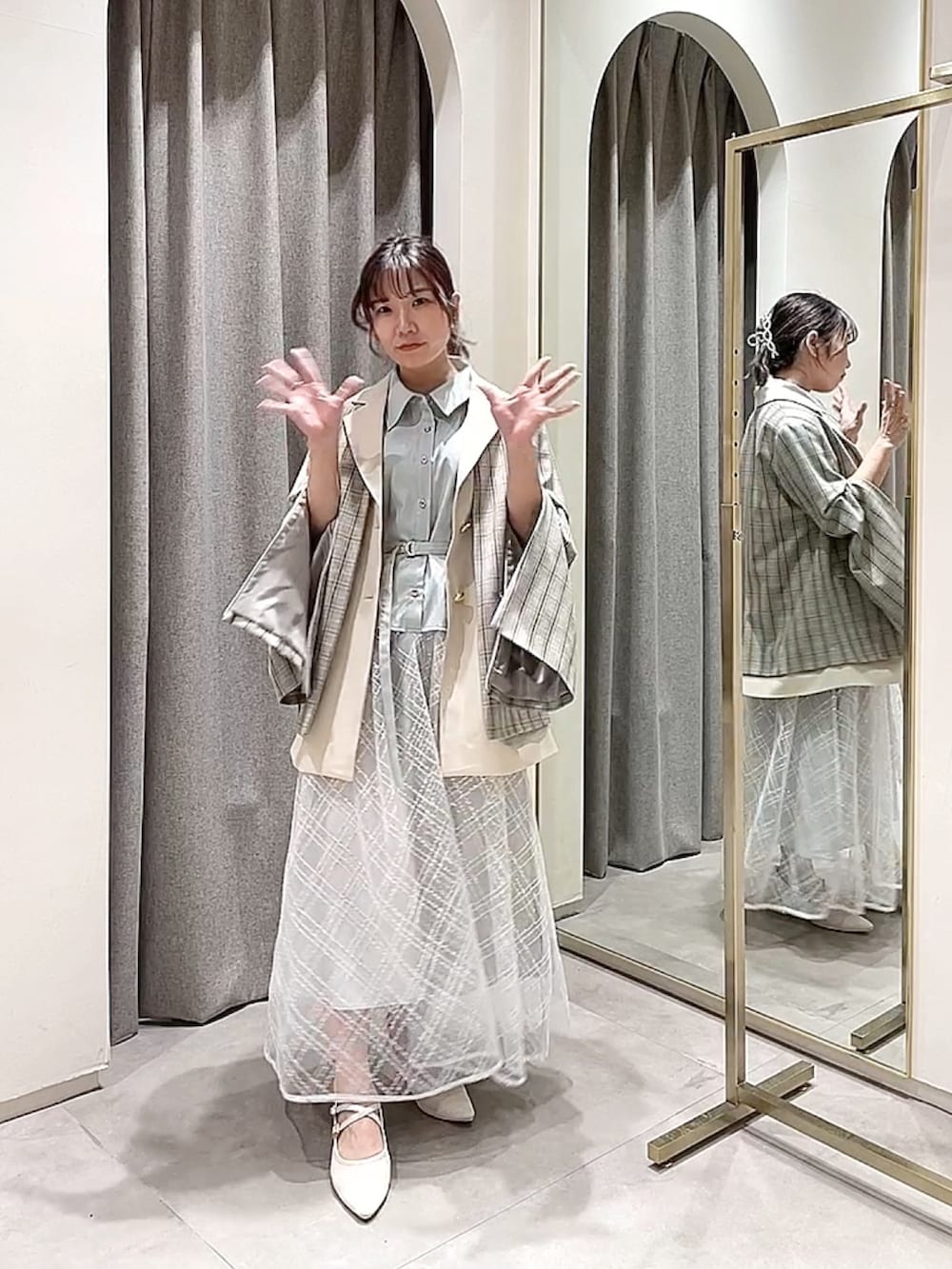 ブルー系のワンピース、その他のテーラードジャケット、ホワイト系のパンプスを着用したレディースの冬コーディネートの3枚目の写真