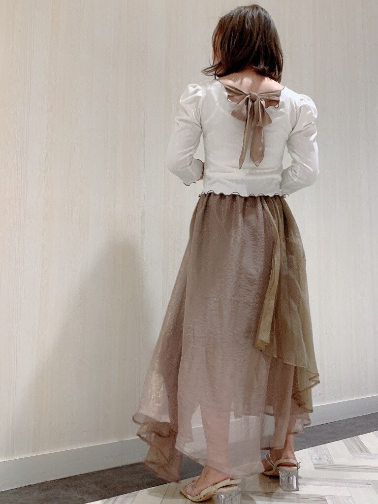 ブラウン系のスカート、ホワイト系のTシャツ/カットソー、その他のサンダルを着用したレディースの春コーディネートの4枚目の写真