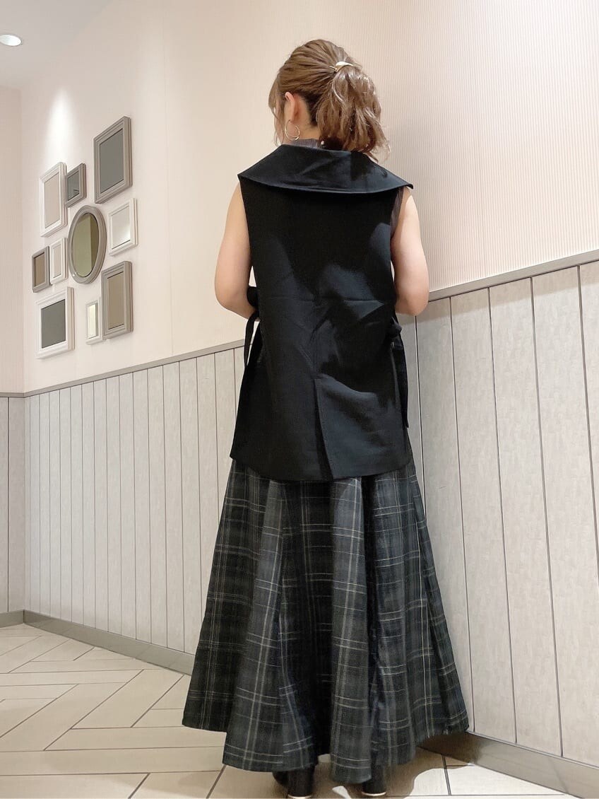 ブラック系のベスト、グレー系のワンピース、ブラック系のパンプスを着用したレディースの夏コーディネートの4枚目の写真