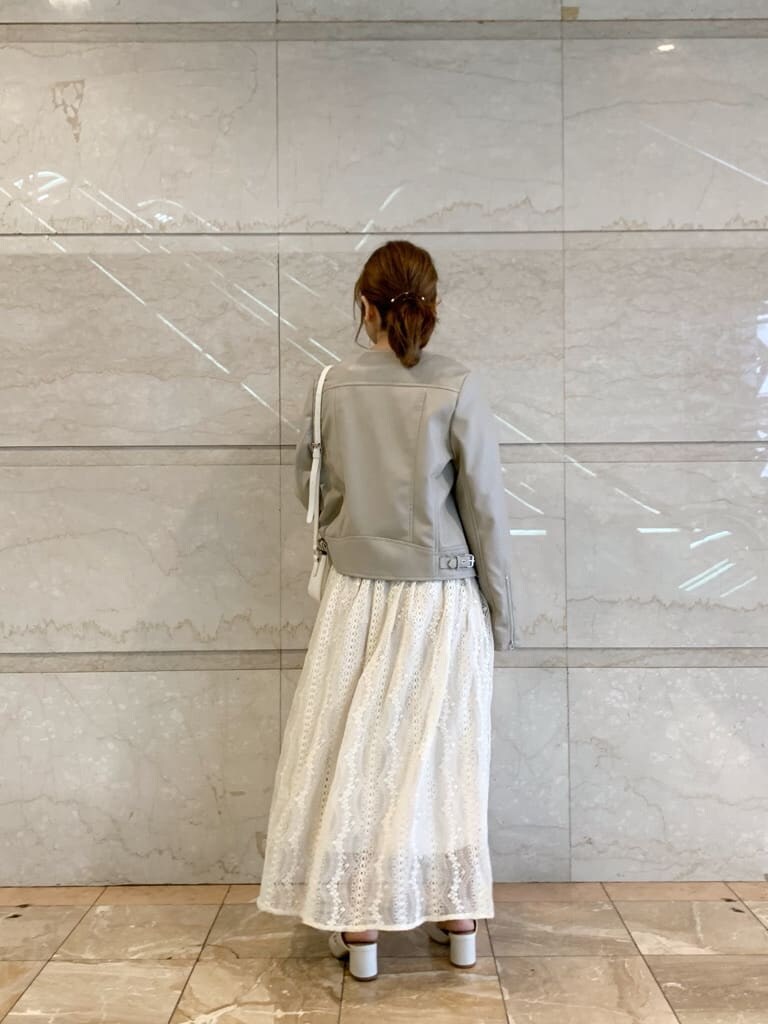 ベージュ系のテーラードジャケット、ホワイト系のワンピース、ホワイト系のパンプスを着用したレディースの冬コーディネートの10枚目の写真