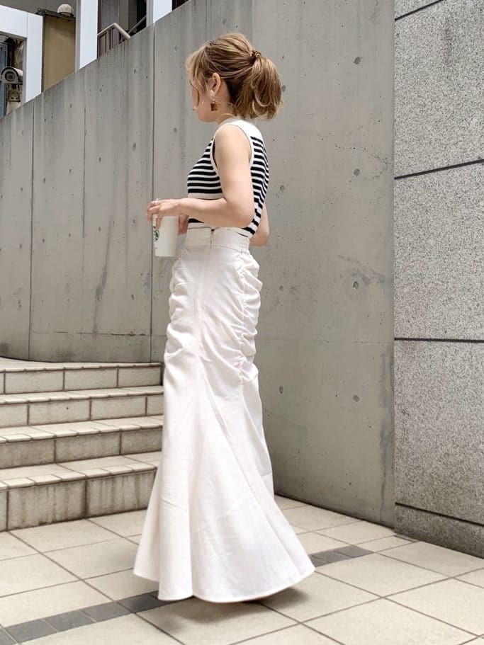 その他のニット/セーター、ホワイト系のスカート、ブラウン系のサンダルを着用したレディースの春コーディネートの3枚目の写真