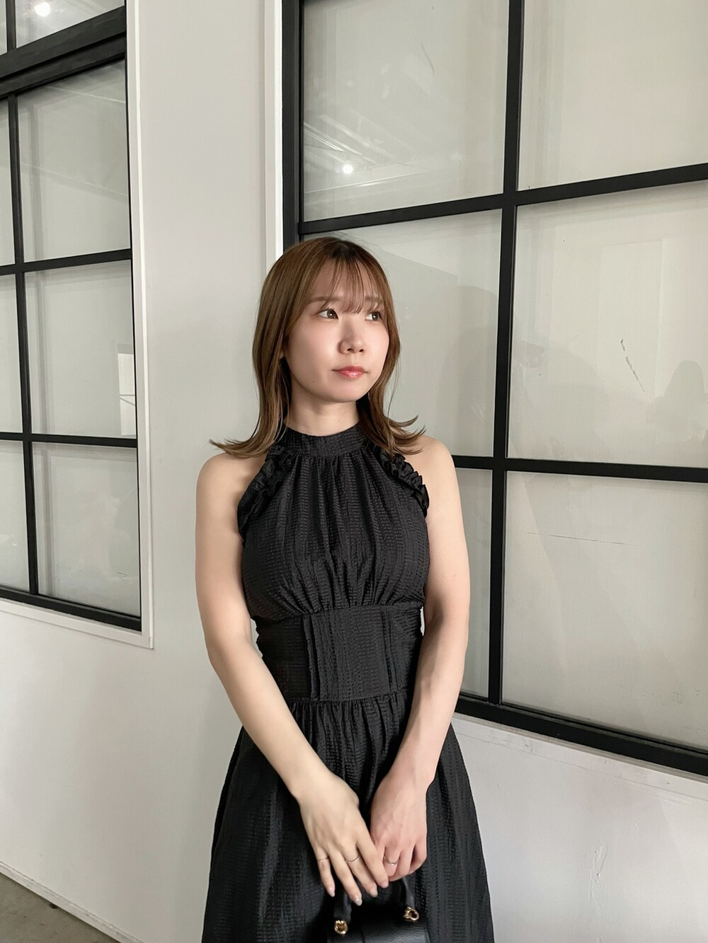 ブラック系のサンダル、ブラック系のワンピースを着用したレディースの春コーディネートの4枚目の写真