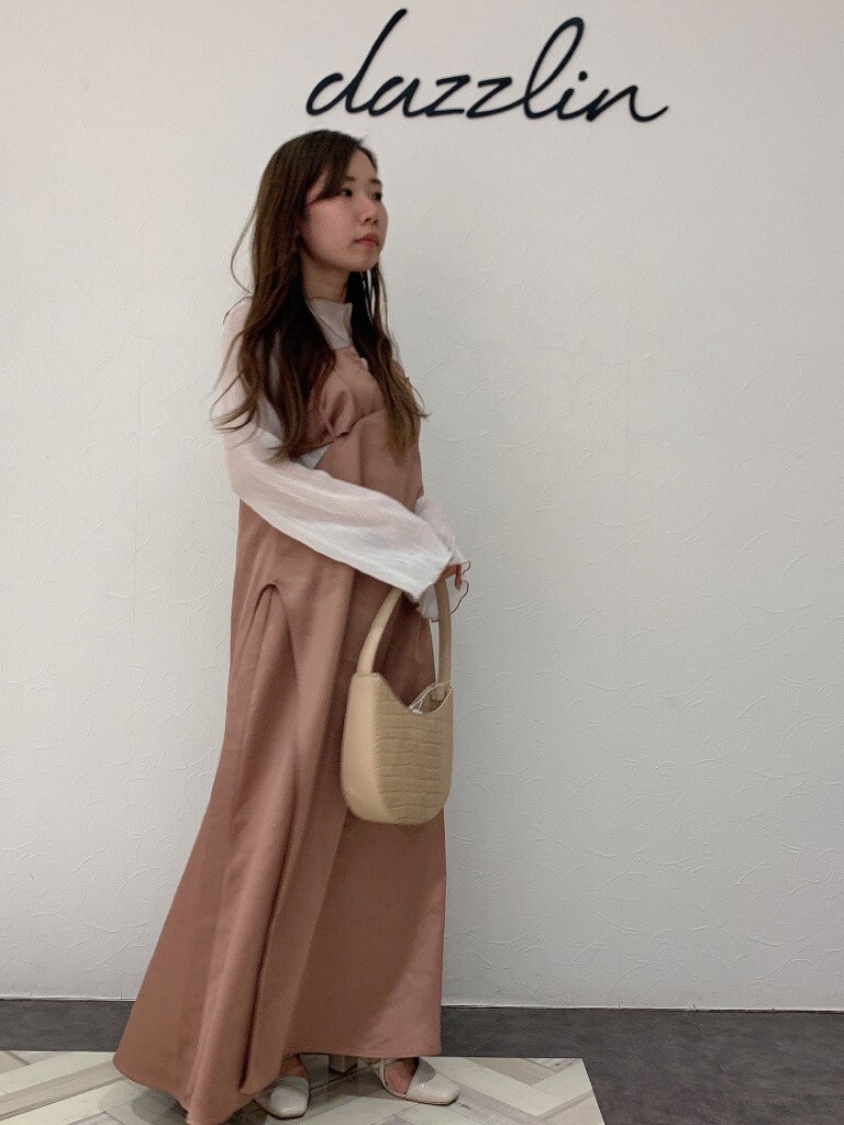 ブラウン系のワンピース、ホワイト系のTシャツ/カットソー、ホワイト系のハンドバッグを着用したレディースの春コーディネートの3枚目の写真