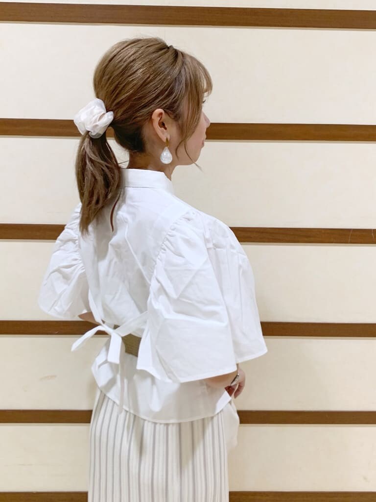 ホワイト系のシャツ/ブラウス、ホワイト系のスカート、ホワイト系のハンドバッグを着用したレディースの春コーディネートの7枚目の写真