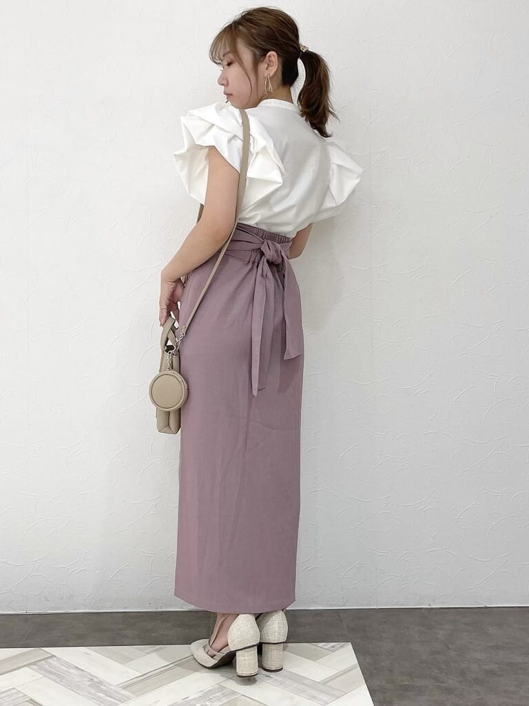 ホワイト系のシャツ/ブラウス、パープル系のスカート、ホワイト系のパンプスを着用したレディースの夏コーディネートの2枚目の写真