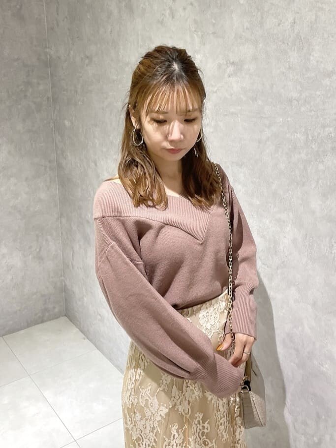 ピンク系のニット/セーター、ベージュ系のスカート、ベージュ系のスカートを着用したレディースの秋コーディネートの8枚目の写真