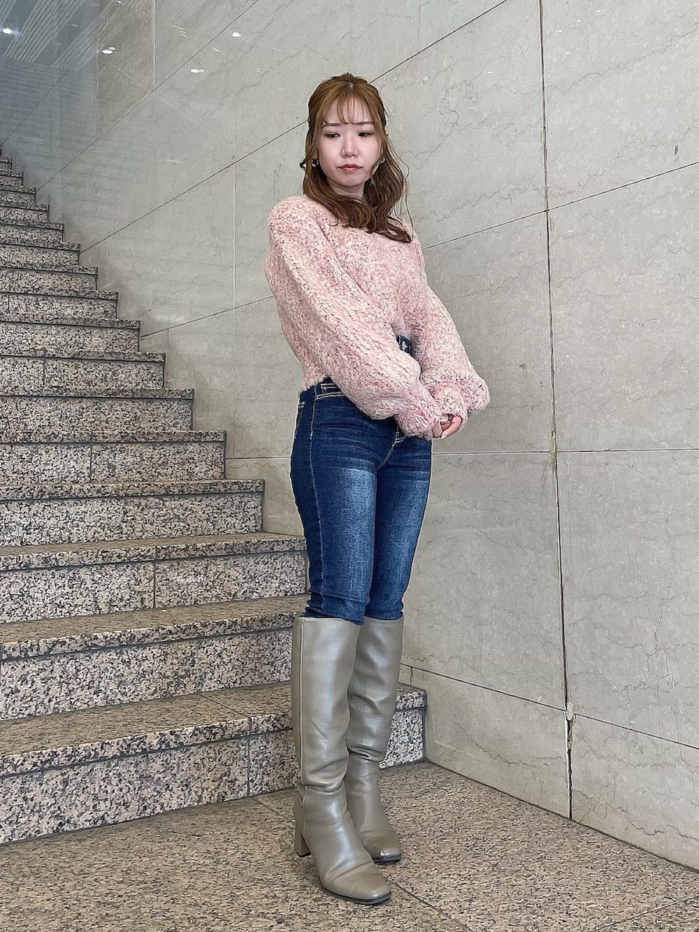 ブラウン系のブーツ、レッド系のニット/セーター、ホワイト系のその他アウターを着用したレディースの冬コーディネートの4枚目の写真