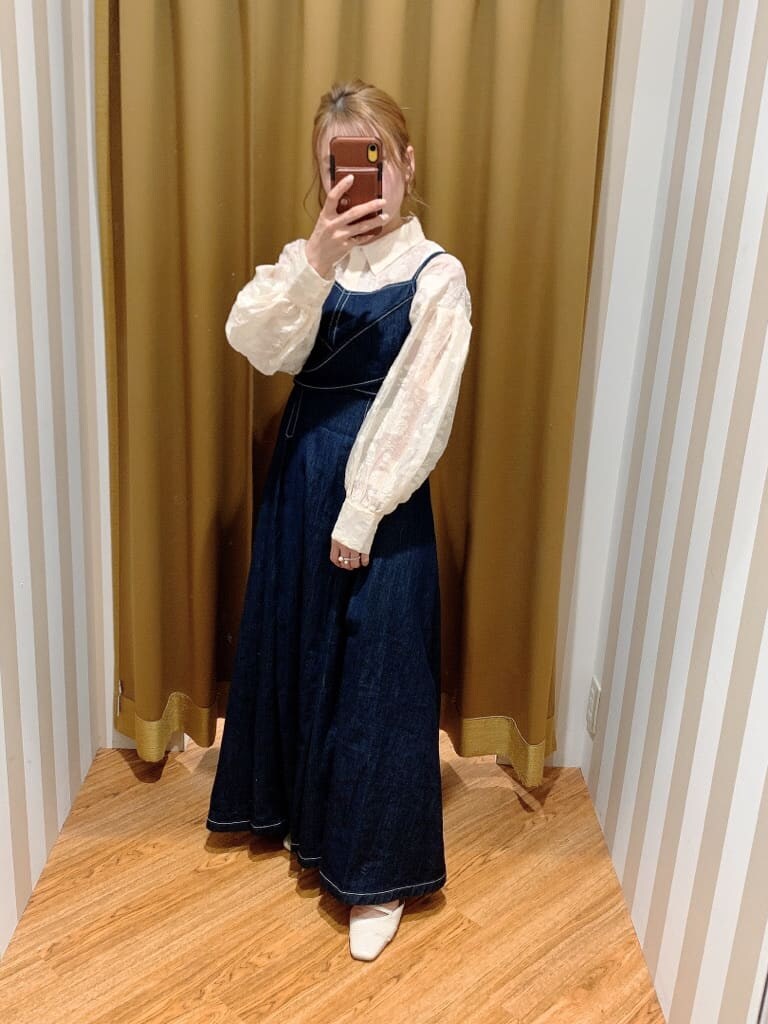 ブルー系のワンピース、ホワイト系のシャツ/ブラウスを着用したレディースの冬コーディネートの2枚目の写真