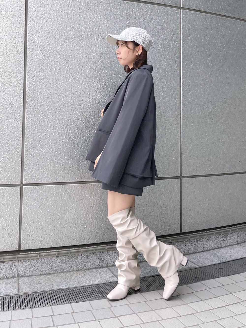 ホワイト系のTシャツ/カットソー、グレー系のテーラードジャケット、グレー系のその他パンツを着用したレディースの秋コーディネートの3枚目の写真