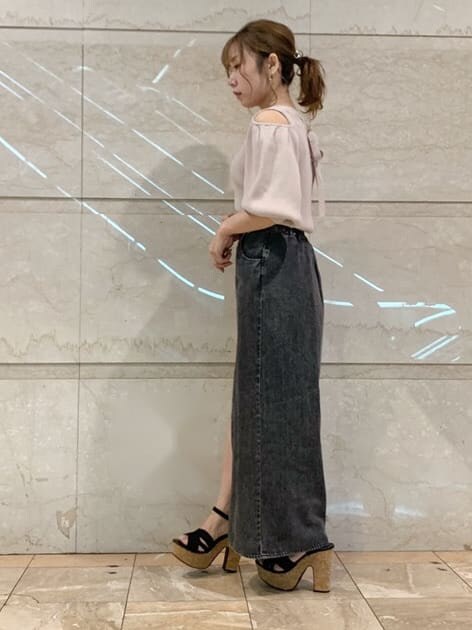 パープル系のニット/セーター、ブラック系のサンダル、ブラック系のスカートを着用したレディースの春コーディネートの2枚目の写真