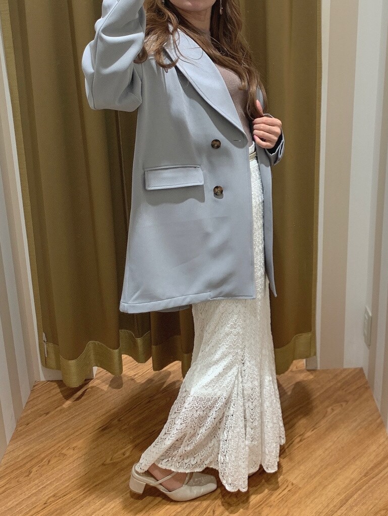 ホワイト系のスカート、ブルー系のテーラードジャケットを着用したレディースの春コーディネートの2枚目の写真