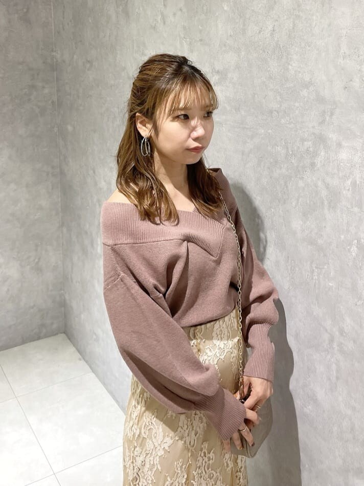 ピンク系のニット/セーター、ベージュ系のスカート、ベージュ系のスカートを着用したレディースの秋コーディネートの6枚目の写真