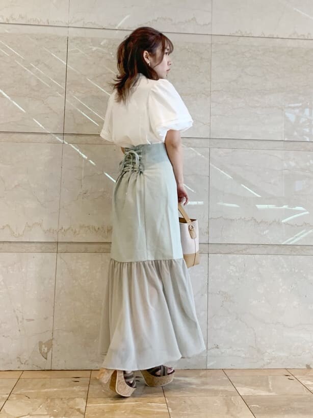 その他のサンダル、ベージュ系のハンドバッグ、ホワイト系のシャツ/ブラウスを着用したレディースの春コーディネートの2枚目の写真