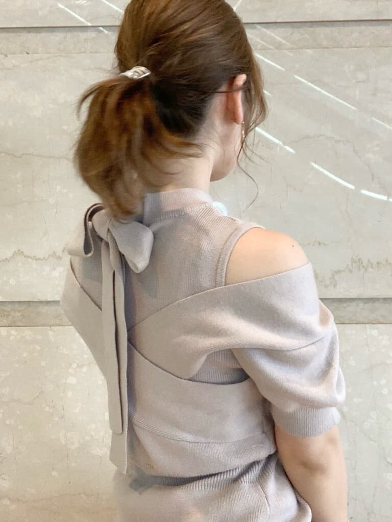 ホワイト系のライダースジャケット、ピンク系のワンピース、ホワイト系のパンプスを着用したレディースの春コーディネートの6枚目の写真