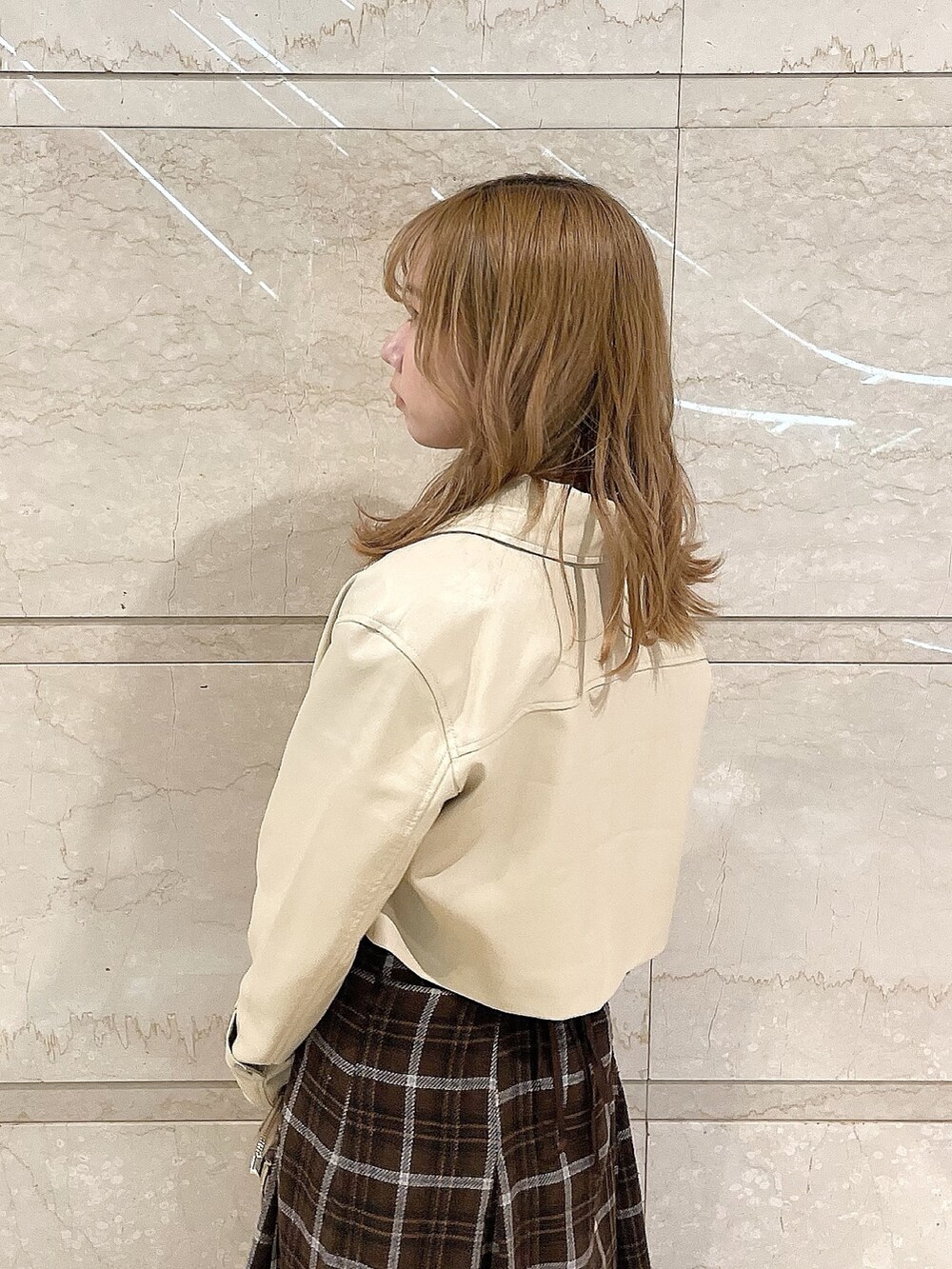 ホワイト系のライダースジャケット、ピンク系のシャツ/ブラウス、ブラウン系のスカートを着用したレディースの冬コーディネートの8枚目の写真