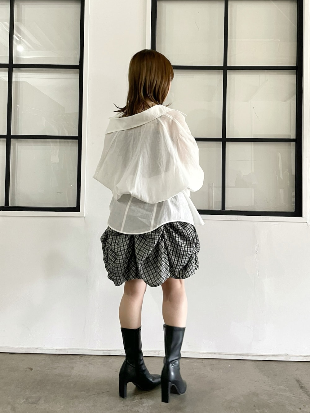 ブラック系のブーツ、グレー系のワンピース、ホワイト系のシャツ/ブラウスを着用したレディースの夏コーディネートの4枚目の写真