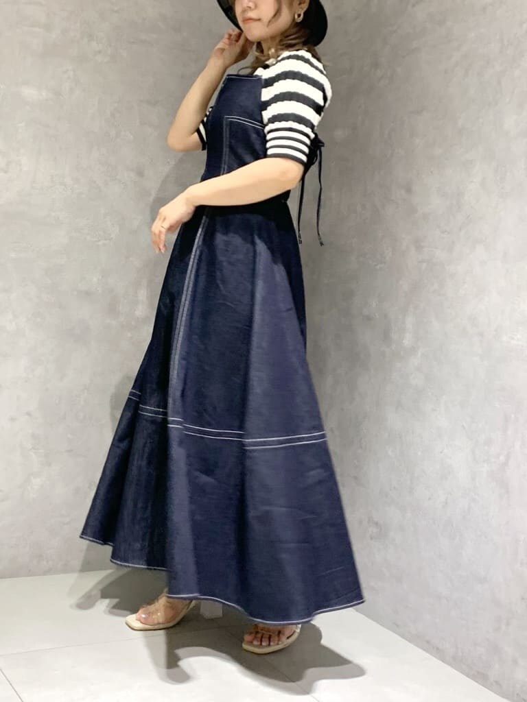 ブラック系のニット/セーター、パープル系のサンダル、ブルー系のワンピースを着用したレディースの春コーディネートの2枚目の写真