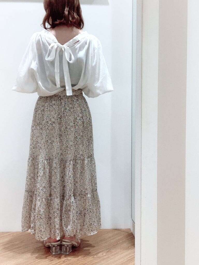 その他のサンダル、ホワイト系のシャツ/ブラウス、その他のスカートを着用したレディースの夏コーディネートの2枚目の写真