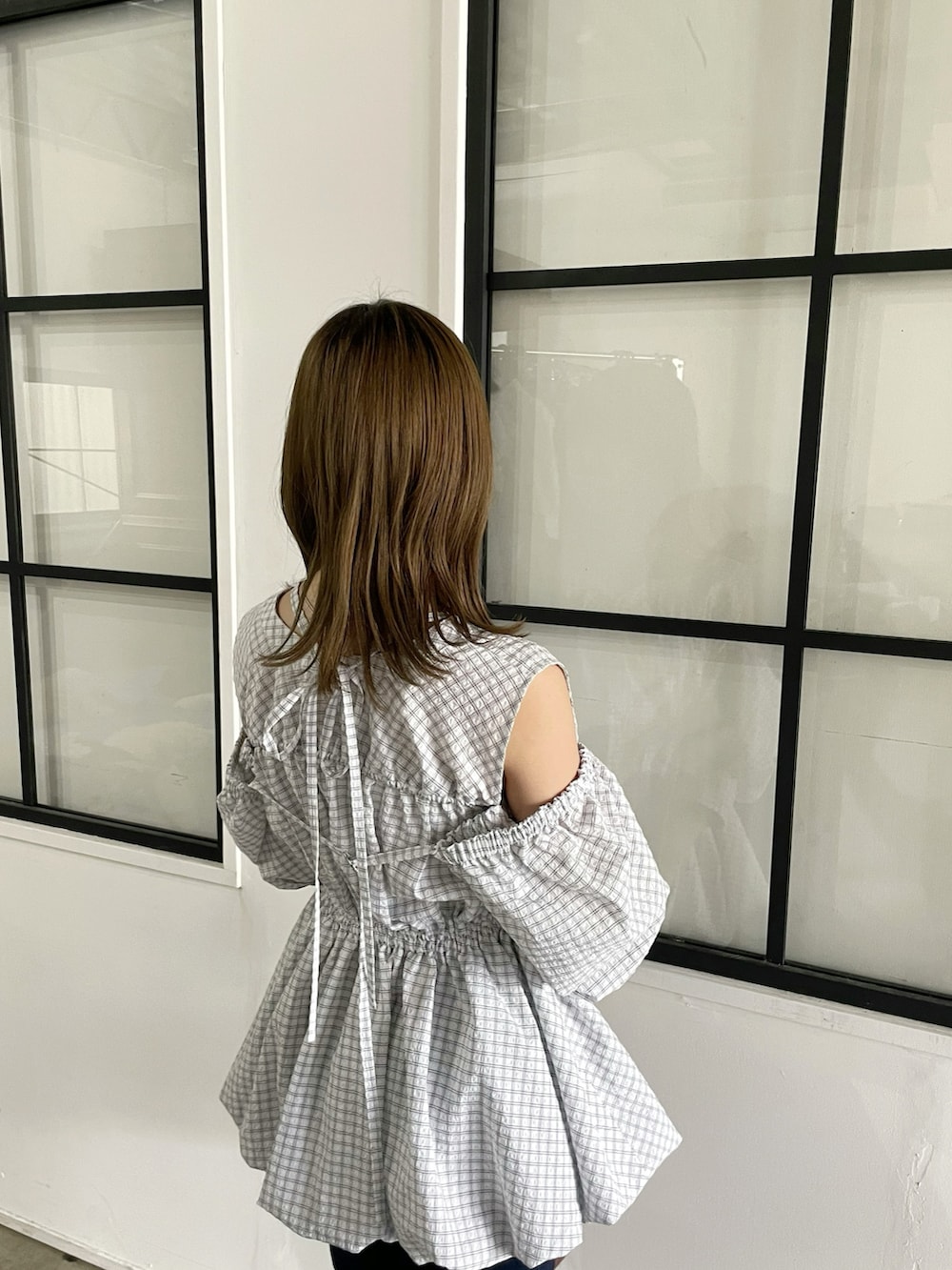 その他のシャツ/ブラウス、ブルー系のその他パンツ、ホワイト系のサンダルを着用したレディースの春コーディネートの8枚目の写真