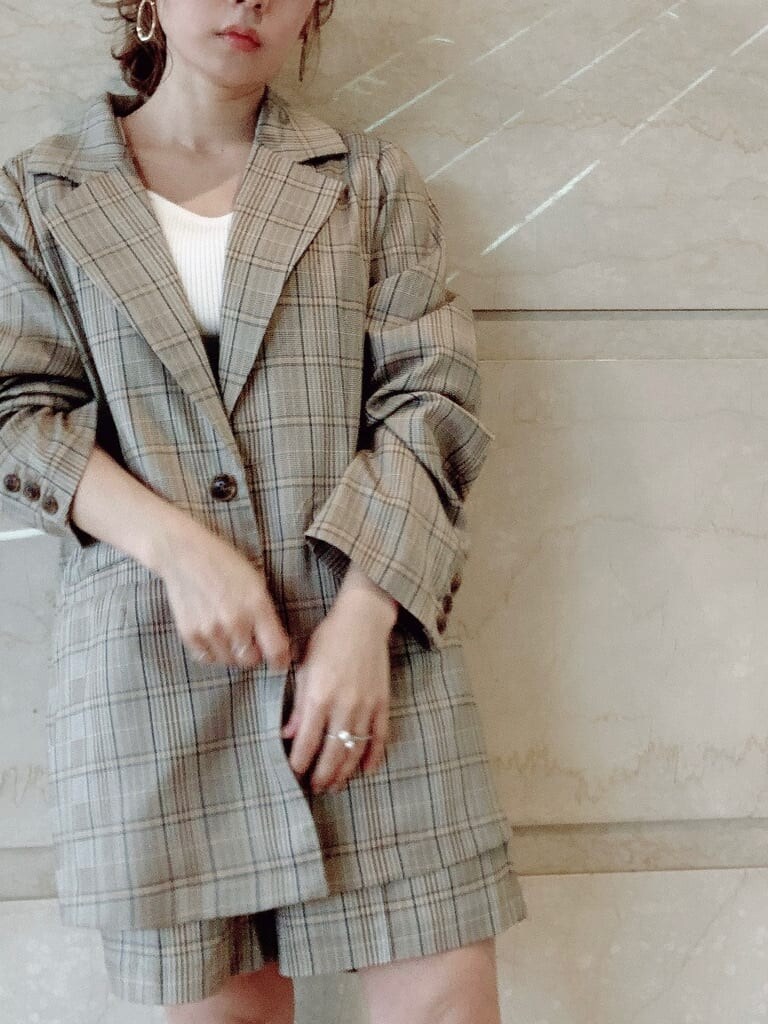 その他のテーラードジャケット、その他のその他パンツ、ホワイト系のニット/セーターを着用したレディースの冬コーディネートの7枚目の写真