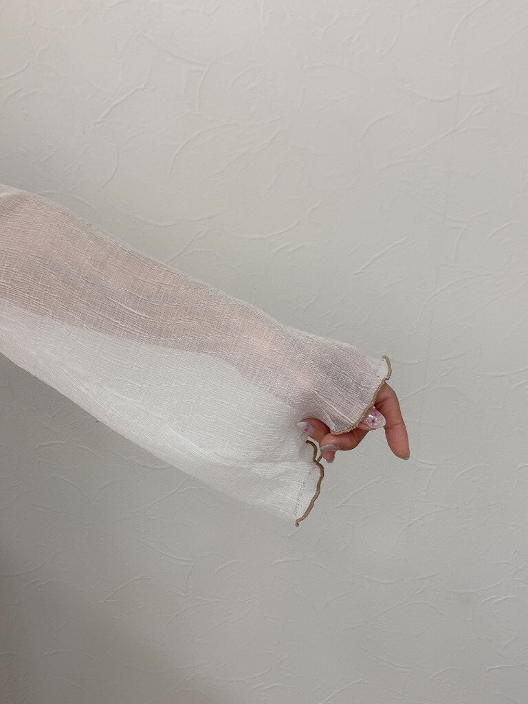 ブラウン系のワンピース、ホワイト系のTシャツ/カットソー、ホワイト系のハンドバッグを着用したレディースの春コーディネートの6枚目の写真