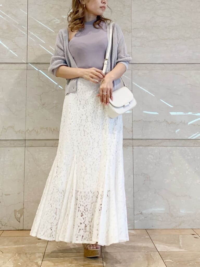 ブラウン系のサンダル、ベージュ系のサンダル、パープル系のニット/セーターを着用したレディースの春コーディネートの4枚目の写真