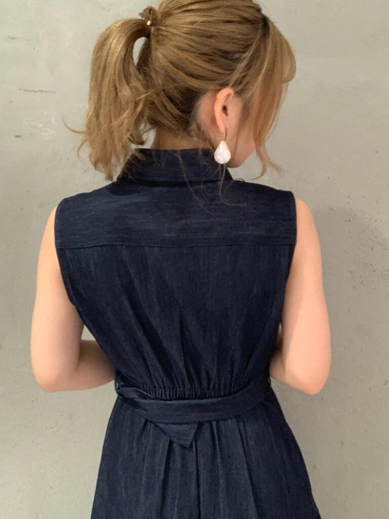 ベージュ系のサンダル、ブルー系のワンピース、ホワイト系のサンダルを着用したレディースの春コーディネートの9枚目の写真