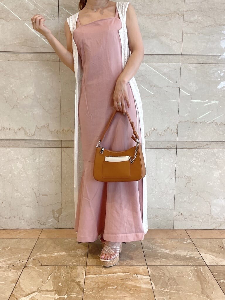 ピンク系のワンピース、ブラウン系のハンドバッグ、その他のサンダルを着用したレディースの夏コーディネートの7枚目の写真