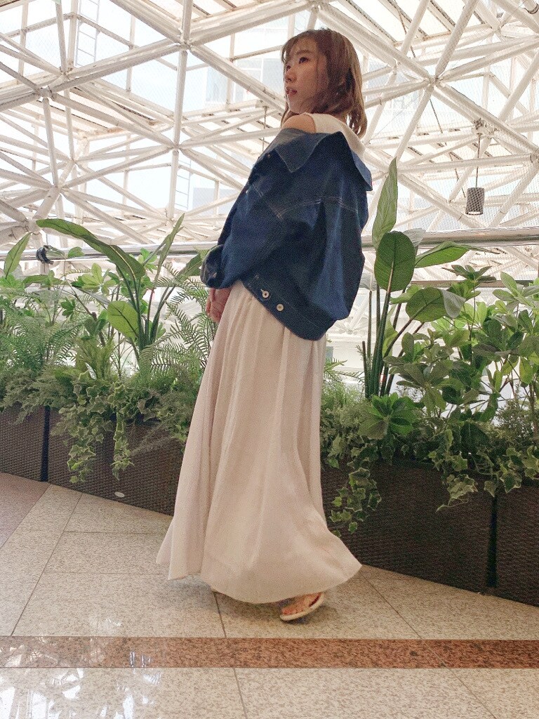 ブルー系のシャツ/ブラウス、グレー系のワンピース、その他のサンダルを着用したレディースの春コーディネートの8枚目の写真