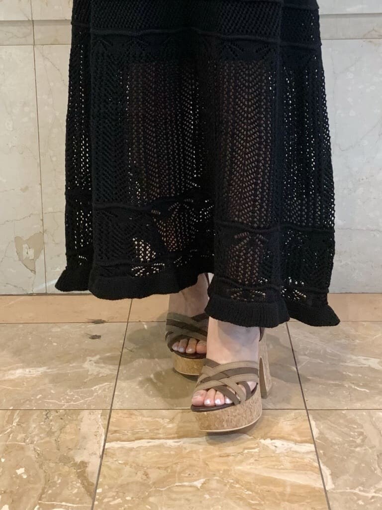 ベージュ系のテーラードジャケット、ブラック系のワンピース、ブラウン系のサンダルを着用したレディースの春コーディネートの8枚目の写真