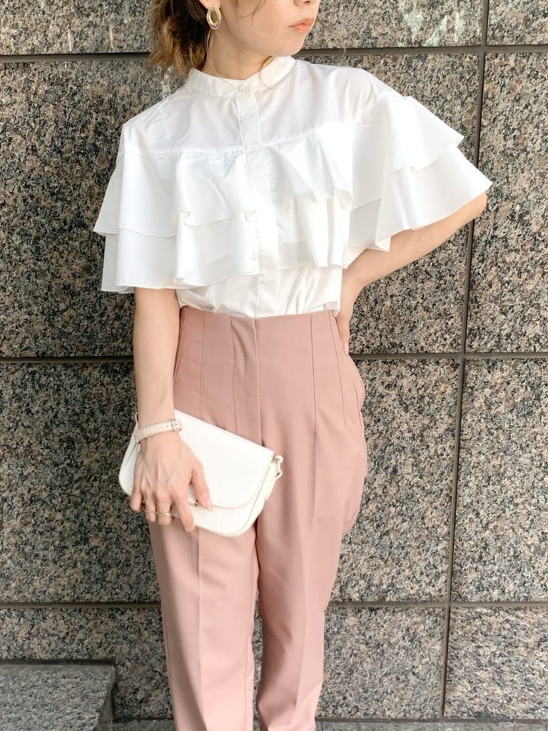 ホワイト系のショルダーバッグ、ピンク系のその他パンツ、ホワイト系のシャツ/ブラウスを着用したレディースの春コーディネートの4枚目の写真