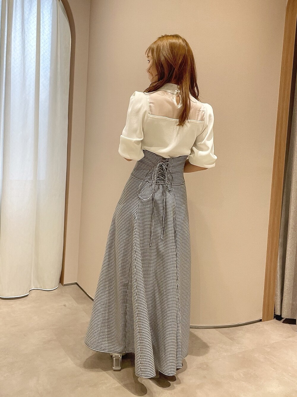 ホワイト系のニット/セーター、ブラック系のスカート、その他のパンプスを着用したレディースの冬コーディネートの3枚目の写真