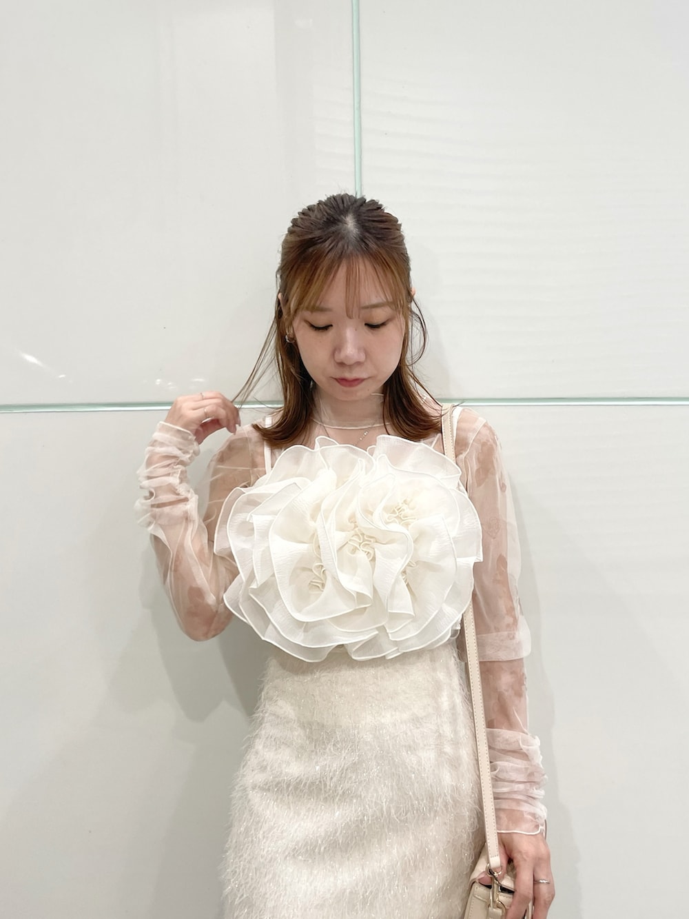 ホワイト系のキャミソール、ホワイト系のTシャツ/カットソー、ホワイト系のスカートを着用したレディースの秋コーディネートの5枚目の写真