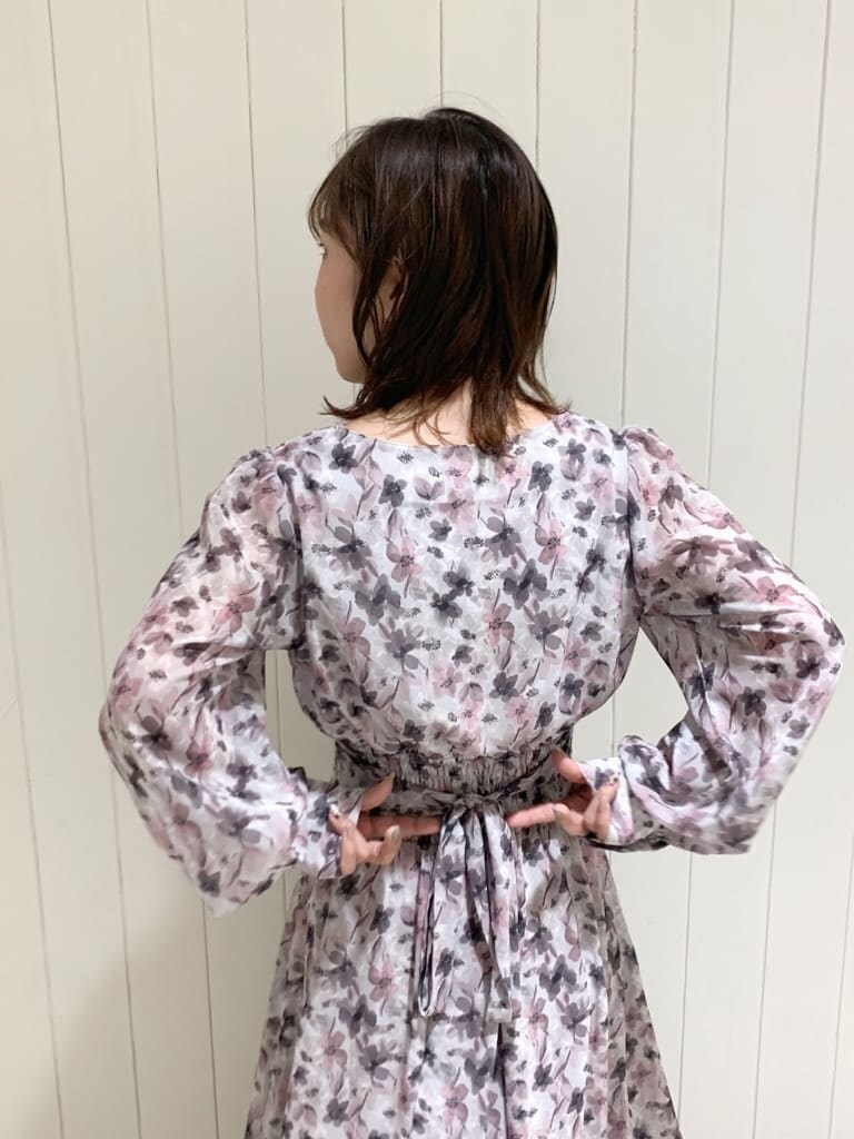 グレー系のトレンチコート、ピンク系のワンピース、ベージュ系のブーツを着用したレディースの秋コーディネートの9枚目の写真