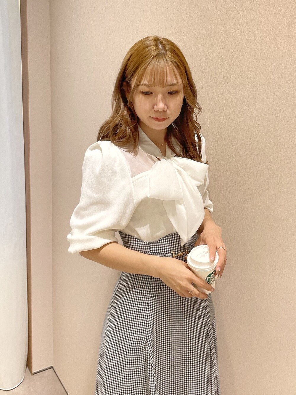 ホワイト系のニット/セーター、ブラック系のスカート、その他のパンプスを着用したレディースの冬コーディネートの5枚目の写真