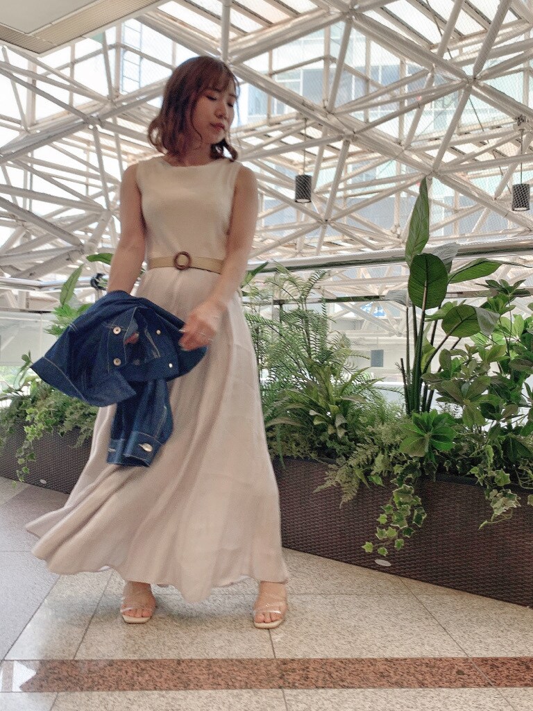 ブルー系のシャツ/ブラウス、グレー系のワンピース、その他のサンダルを着用したレディースの春コーディネートの10枚目の写真