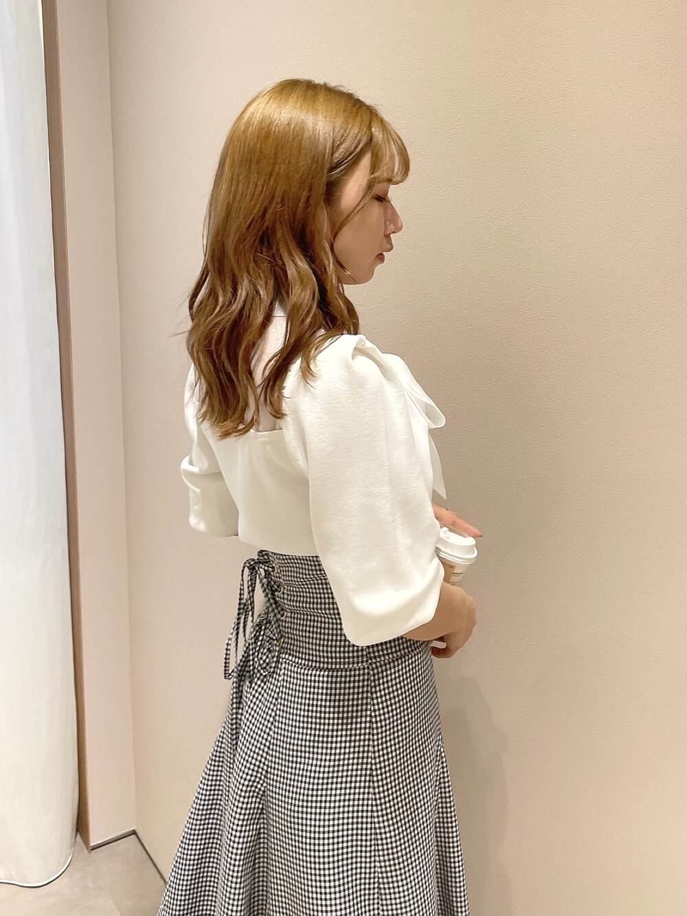 ホワイト系のニット/セーター、ブラック系のスカート、その他のパンプスを着用したレディースの冬コーディネートの6枚目の写真