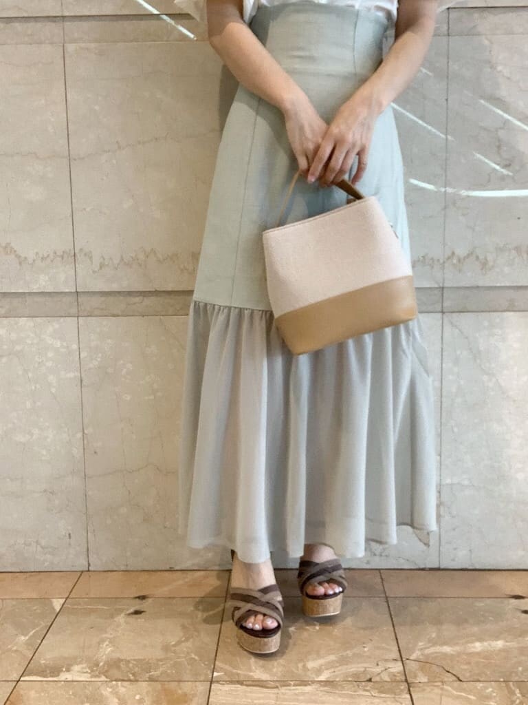 その他のサンダル、ベージュ系のハンドバッグ、ホワイト系のシャツ/ブラウスを着用したレディースの春コーディネートの6枚目の写真