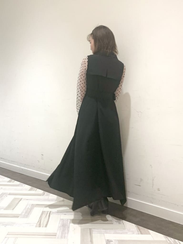 ブラック系のワンピース、ホワイト系のシャツ/ブラウス、ブラック系のハンドバッグを着用したレディースの夏コーディネートの5枚目の写真