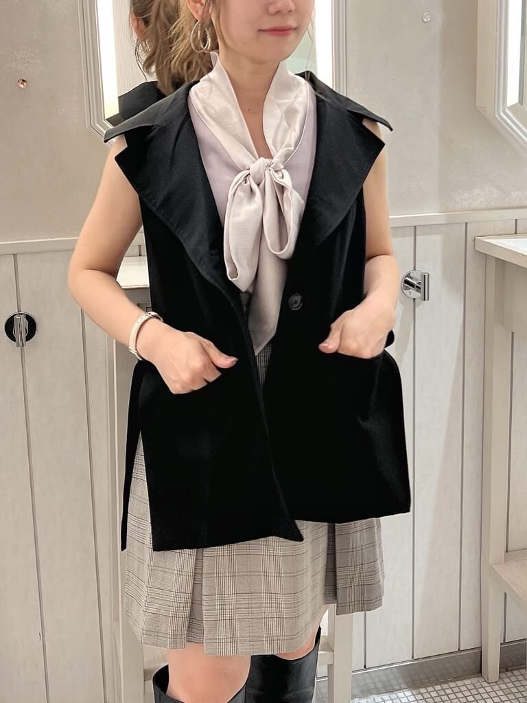 グレー系のスカート、パープル系のニット/セーター、ブラック系のベストを着用したレディースの夏コーディネートの5枚目の写真