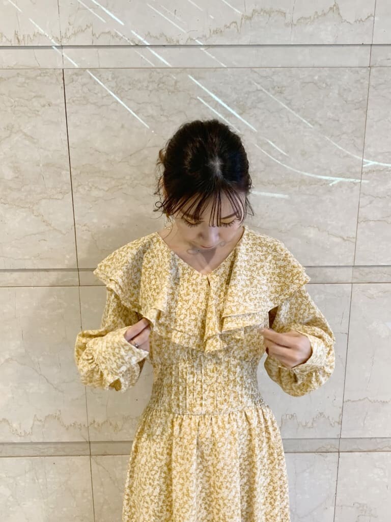 イエロー系のワンピース、ホワイト系のローファーを着用したレディースの冬コーディネートの6枚目の写真