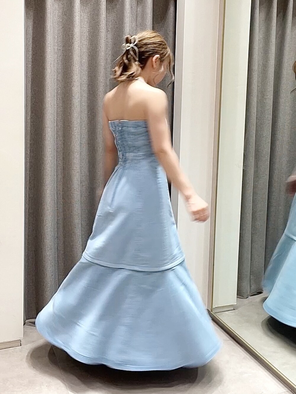 ブルー系のカーディガン/ボレロ、ブルー系のワンピース、ホワイト系のパンプスを着用したレディースの春コーディネートの4枚目の写真