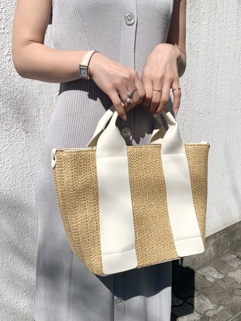 グレー系のワンピース、ホワイト系のサンダル、ホワイト系のハンドバッグを着用したレディースの春コーディネートの9枚目の写真