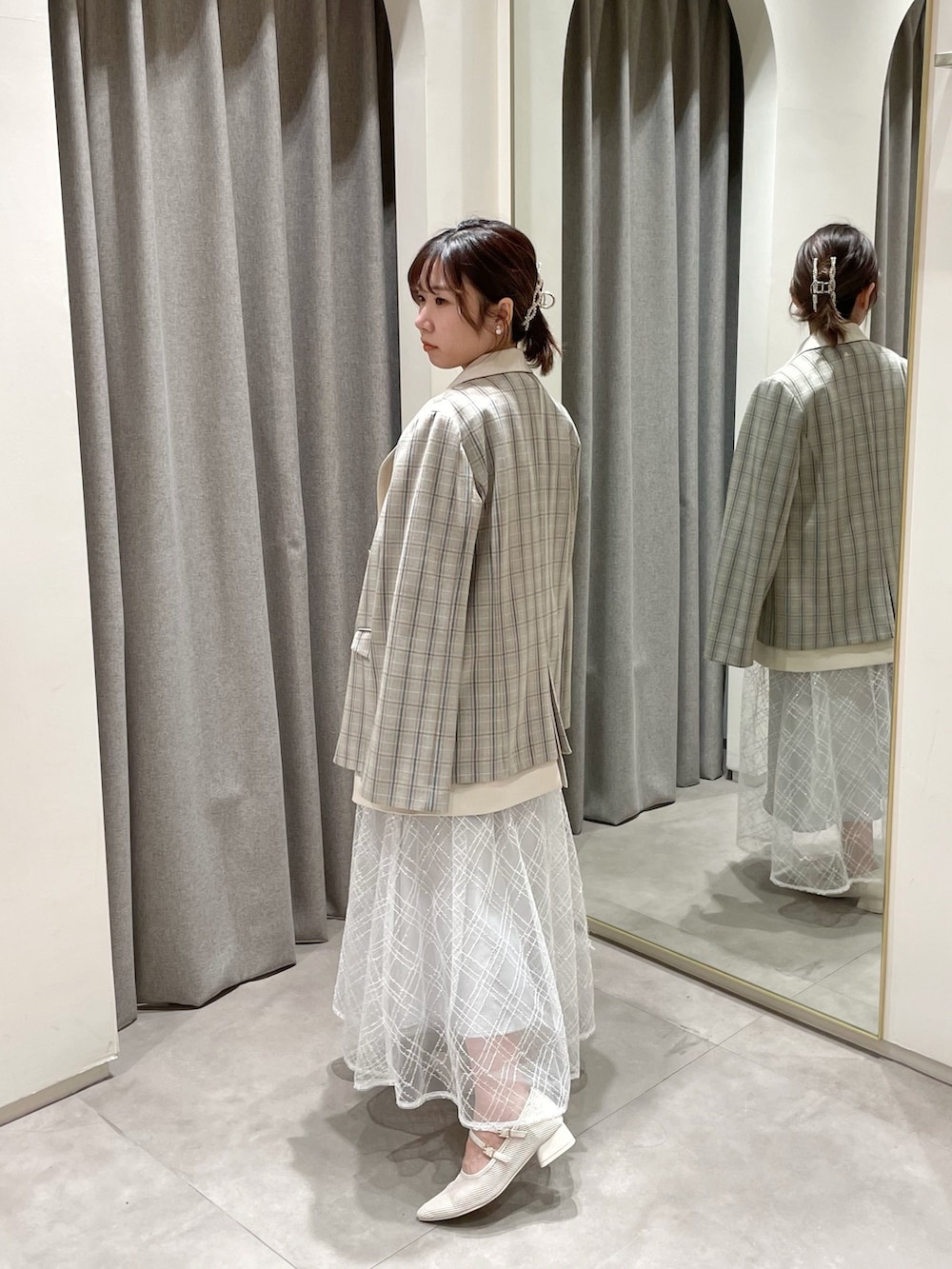 ブルー系のワンピース、その他のテーラードジャケット、ホワイト系のパンプスを着用したレディースの冬コーディネートの2枚目の写真