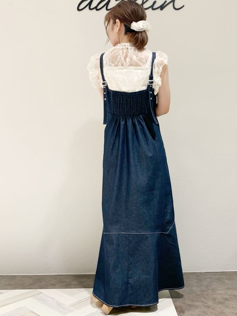 ブルー系のワンピース、その他のサンダル、ホワイト系のシャツ/ブラウスを着用したレディースの夏コーディネートの4枚目の写真