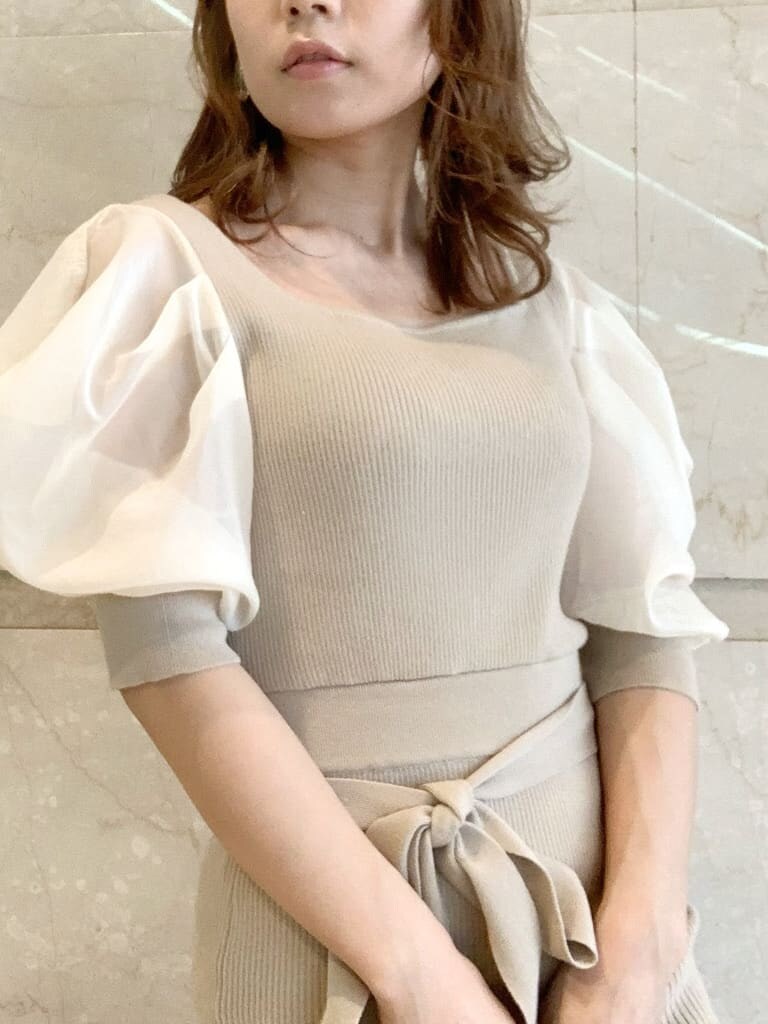 ベージュ系のワンピースを着用したレディースの春コーディネートの4枚目の写真