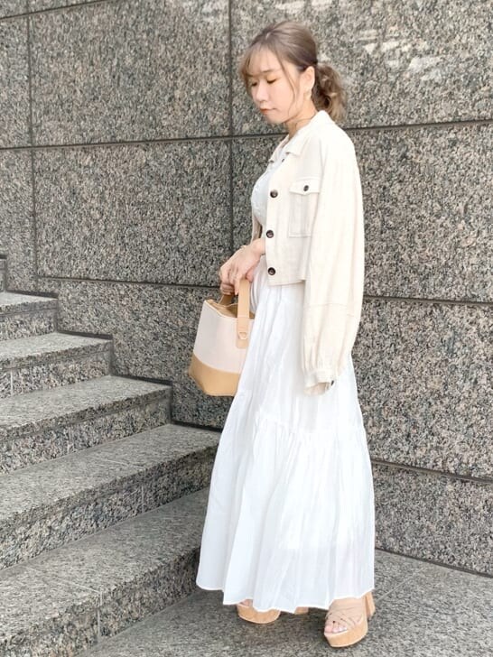 ベージュ系のシャツ/ブラウス、ホワイト系のワンピース、ベージュ系のサンダルを着用したレディースの春コーディネートの6枚目の写真