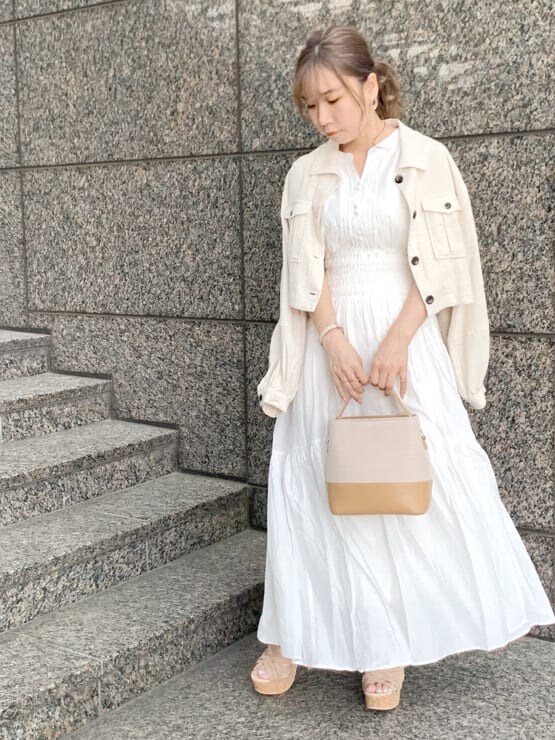 ベージュ系のシャツ/ブラウス、ホワイト系のワンピース、ベージュ系のサンダルを着用したレディースの春コーディネートの5枚目の写真
