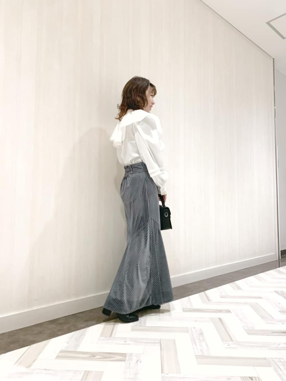 ホワイト系のシャツ/ブラウス、ブルー系のスカートを着用したレディースの秋コーディネートの2枚目の写真